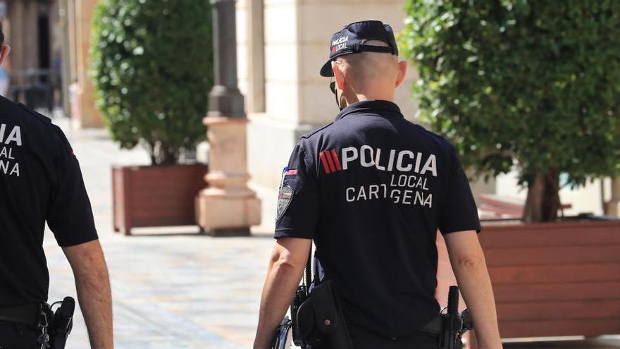 Dos agentes de la Local patrullan el centro de Cartagena a pie en una foto de archivo