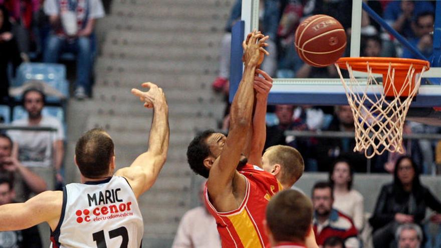 El UCAM sufre en duro golpe ante el Obradoiro