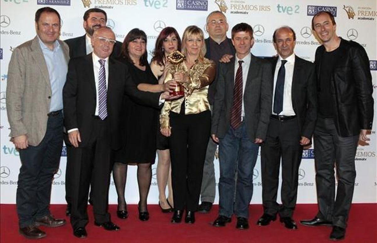 Integrants del programa ’Informe semanal’, de TVE-1, posen amb el guardó a la Millor Realització durant la cerimònia d’entrega dels XV premis Iris de l’Acadèmia de Televisió.