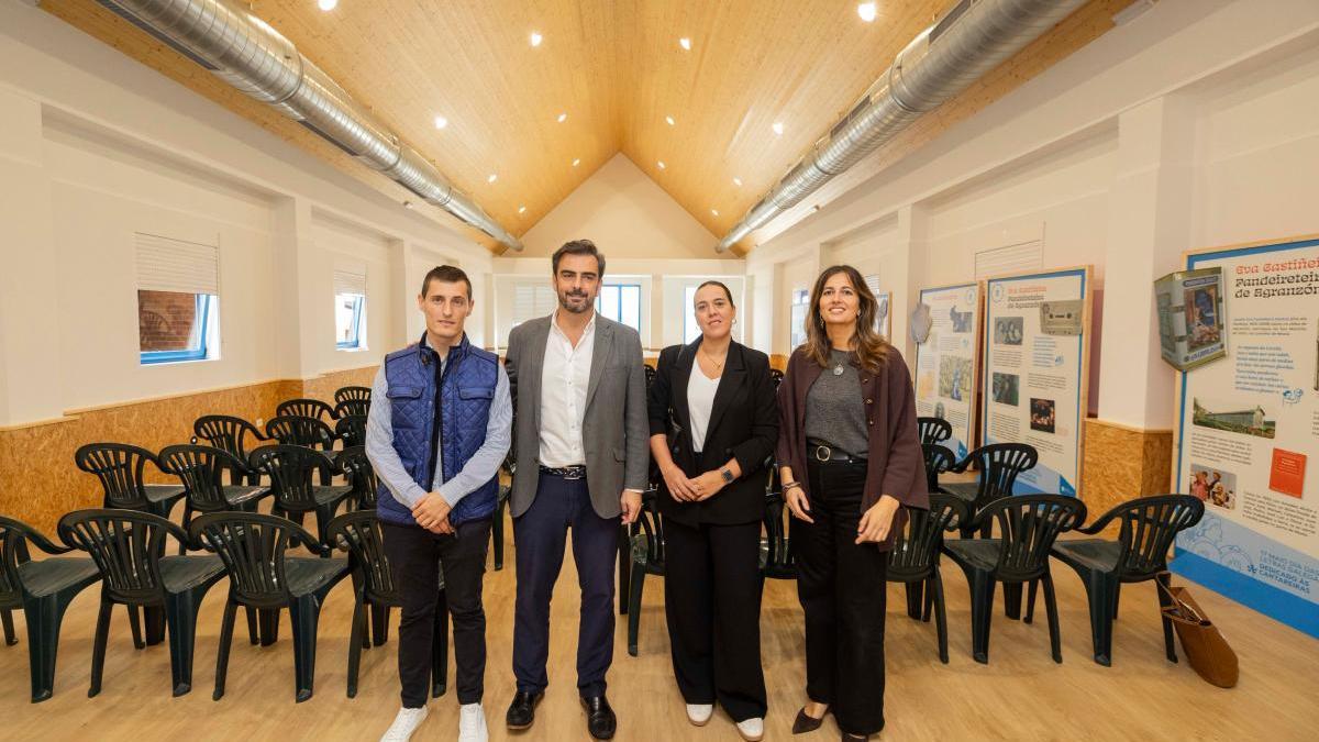 Luis Insua, esquerda., Diego Calvo, Rodríguez e Natalia Prieto en Fisterra.
