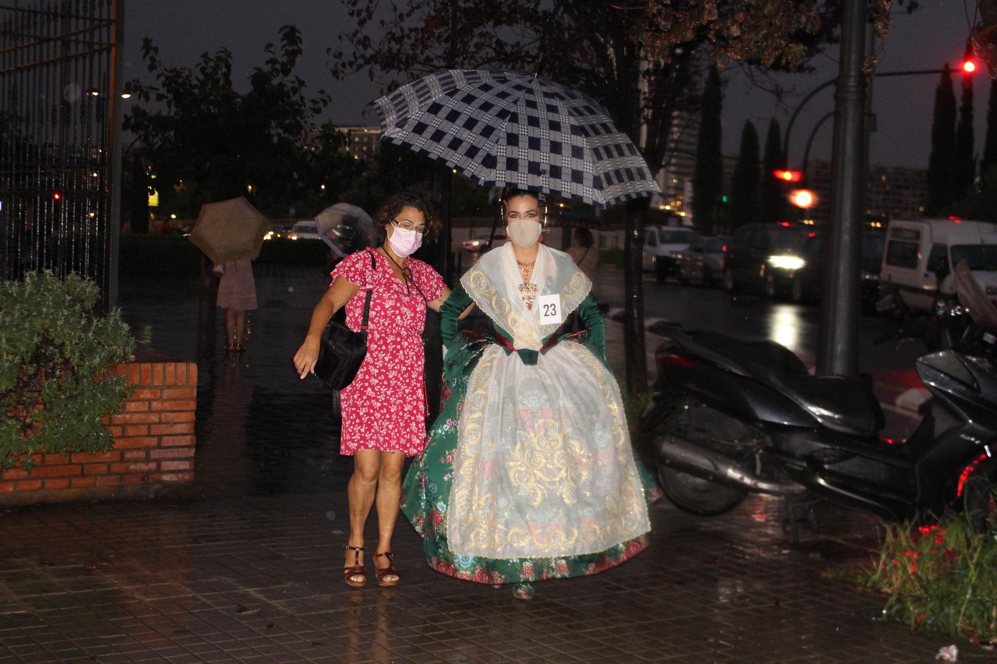 La lluvia irrumpe en la presentación de las candidatas a Falleras Mayores de València 2022