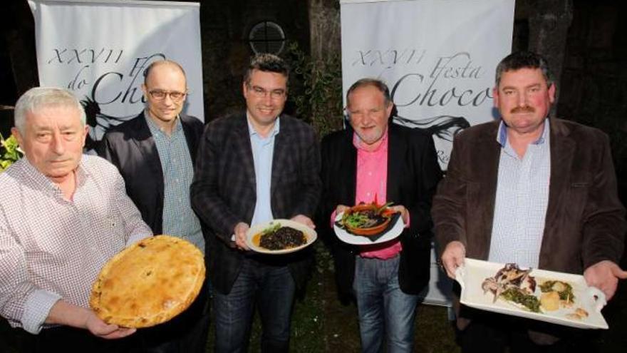 Villaverde, Alonso, Bas, Campos y Gómez sostienen platos típicos con choco, ayer, en Pousadouro.  // R. Grobas