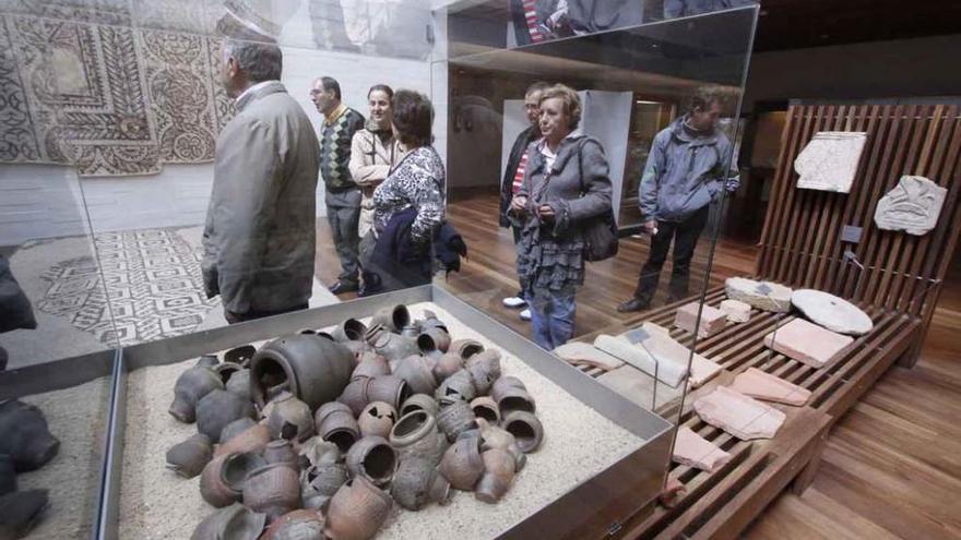 Turistas visitan una de las exposiciones en el Museo de Zamora.