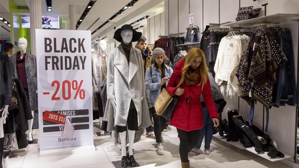 Un comercio participa en el black friday del 2015.