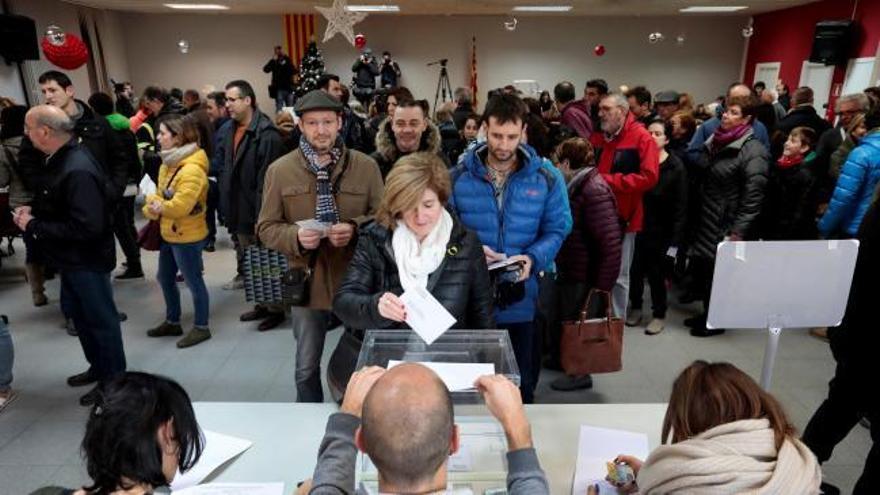 Primeras votaciones en una jornada histórica en Cataluña