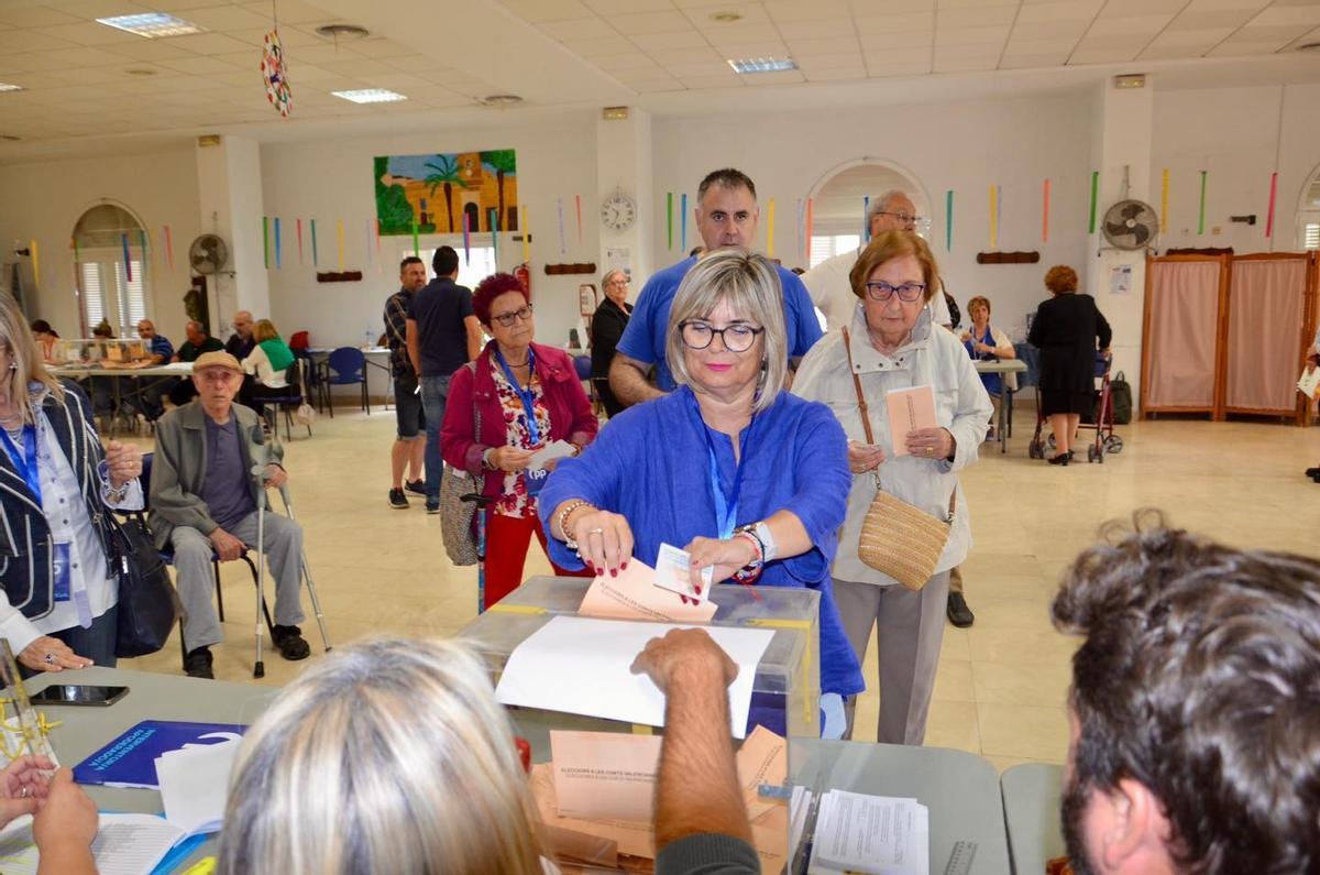 Loreto Serrano votando este domingo en su colegio electoral de Santa Pola