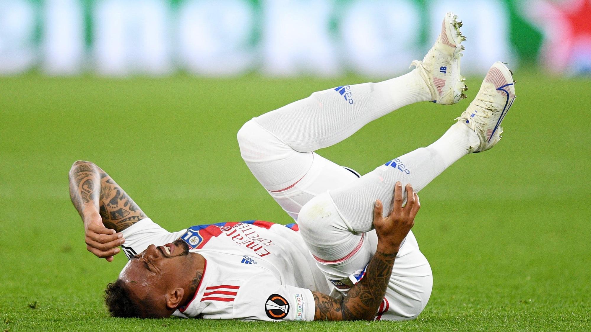 Jérôme Boateng, del Olympique de Lyon, se queja de dolor durante un partido.