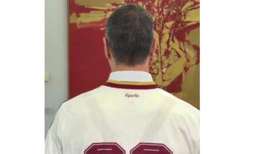 Sánchez, vestido de la selección nacional de fútbol, presume de los 22 millones de cotizantes a la Seguridad Social