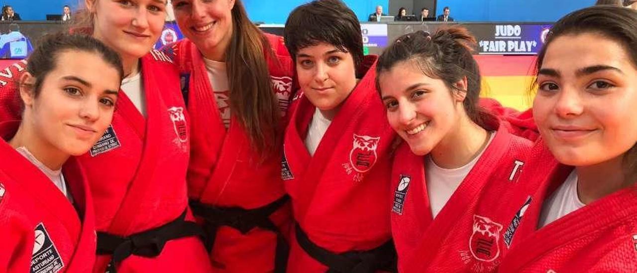 El equipo femenino del Judo Avilés.