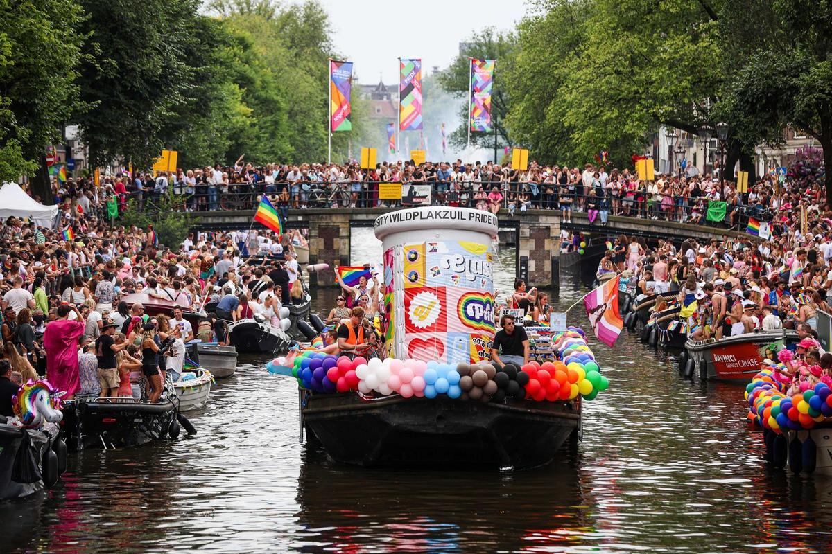 Celebran el desfile anual del orgullo LGTB+ por el Canal en Ámsterdam