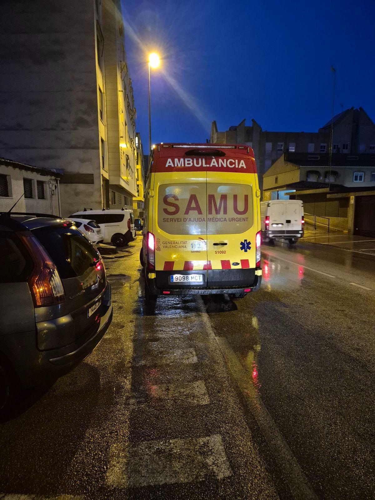 Ambulancia en la calle en una de cuyas viviendas ha dado a luz una mujer