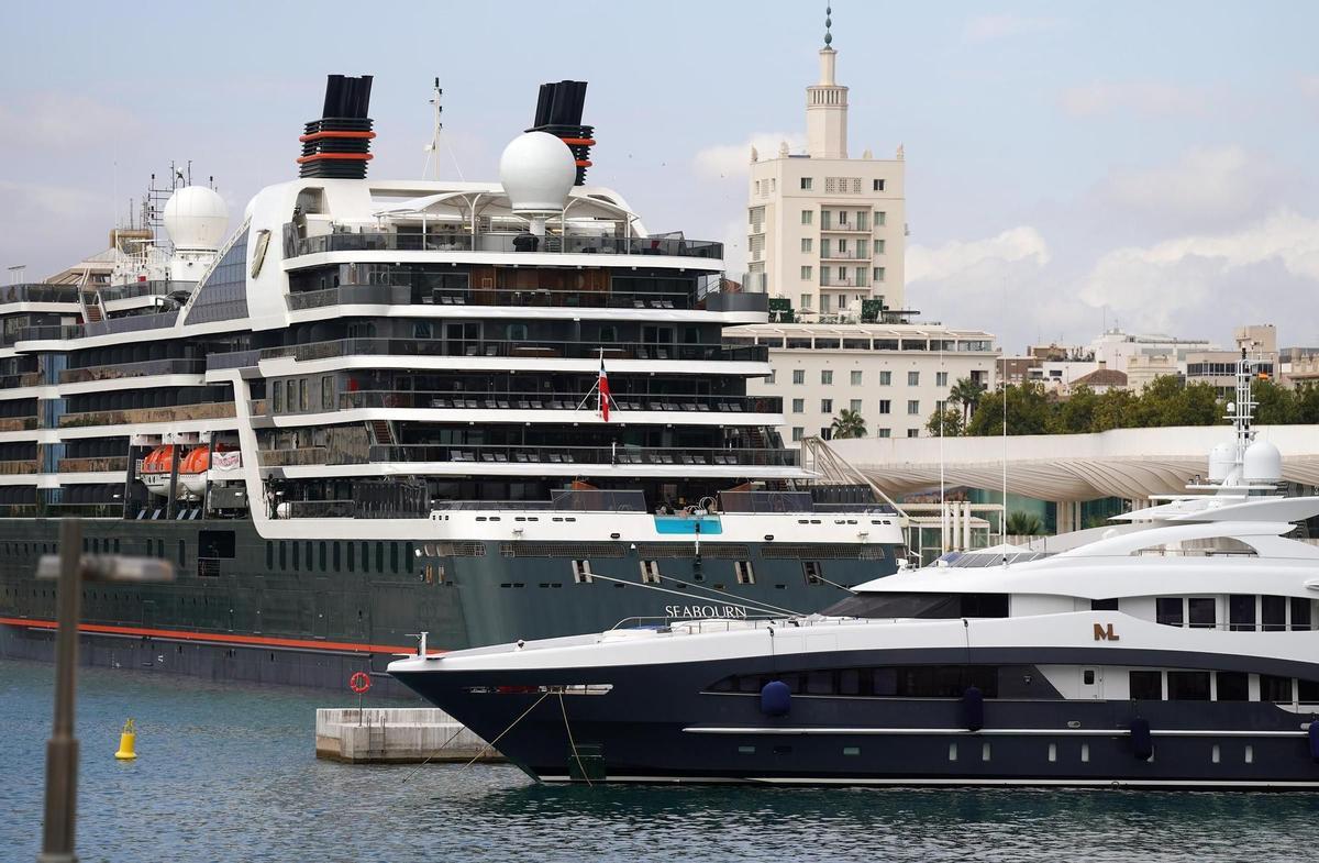 Cruceros atracados en el Puerto de Málaga esta semana.