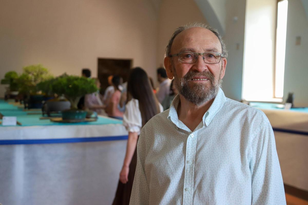 Francisco Rodríguez Labrador, presidente de la Asociación Pacense de Bonsáis Quercus, en la exposición de bonsáis y suisekis de Badajoz.