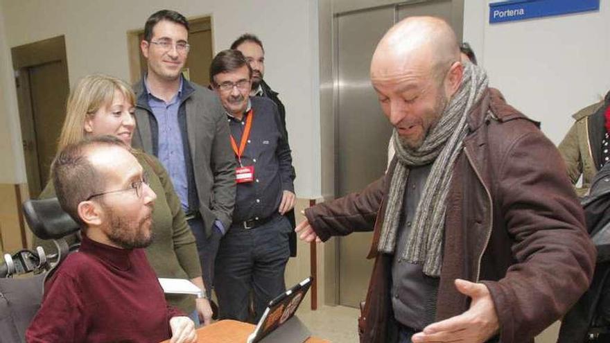 Echenique charla con Luís Villares, ayer, en Santiago. // Xoán Álvarez