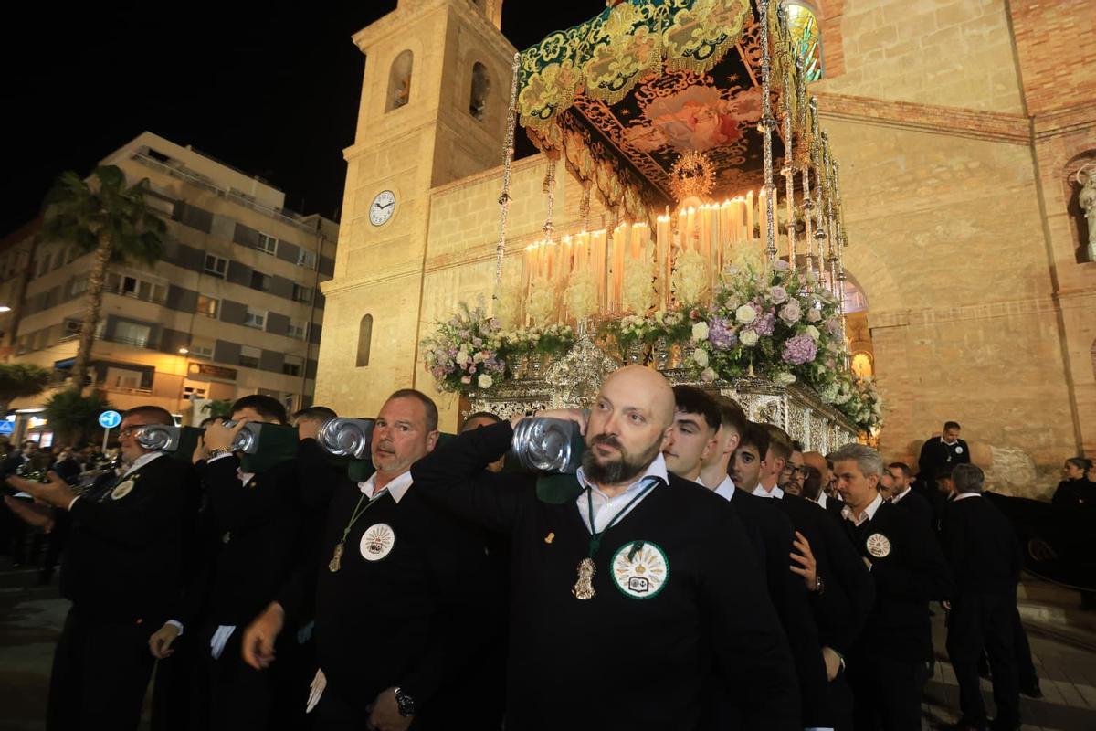 Salida de la imagen de La Esperanza del templo parroquial de La Inmaculada