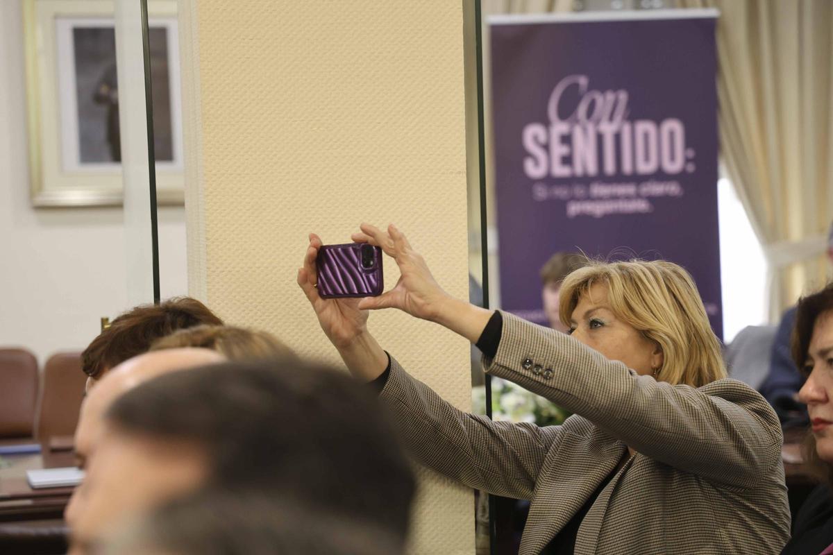 "Una puerta violeta" en la Subdelegación del Gobierno en Alicante por el 25N