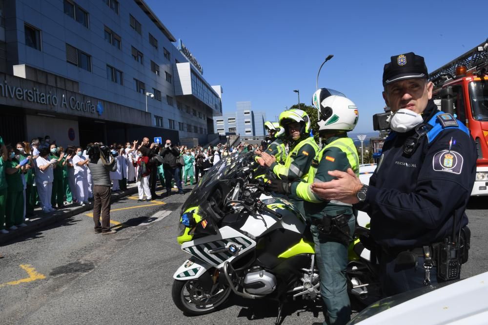 Aplauso de las fuerzas de seguridad al personal del Hospital de A Coruña