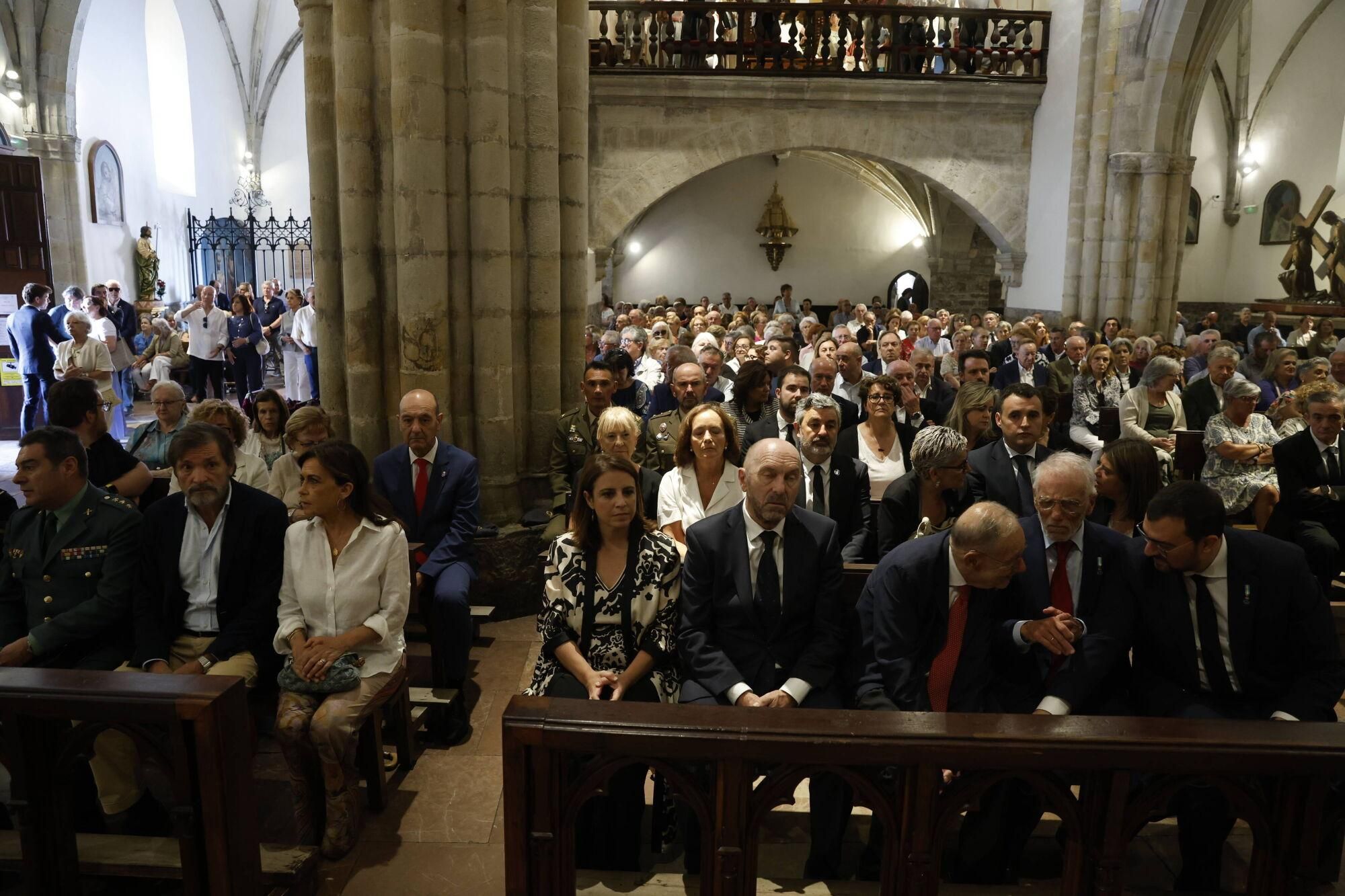 Las imágenes del funeral de Antonio Trevín en la basílica de Llanes.
