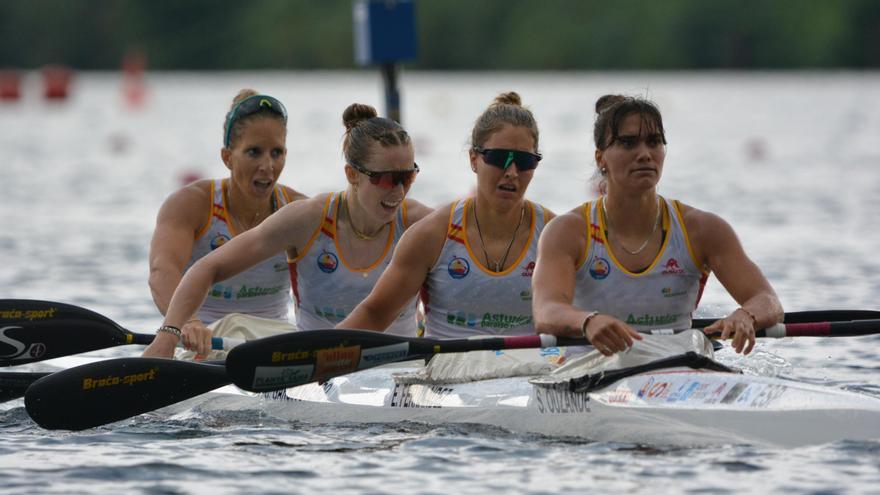 Teresa Portela (izquierda) tras conseguir la plaza olímpica para el K-4 femenino en el último Mundial.