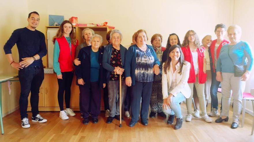 Imagen de archivo de la alcaldesa Verónica Pichel con usuarias del programa de envejecimiento activo, durante su clausura.