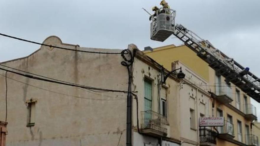 Els Bombers van revisar l&#039;edifici on es va produir l&#039;accident.