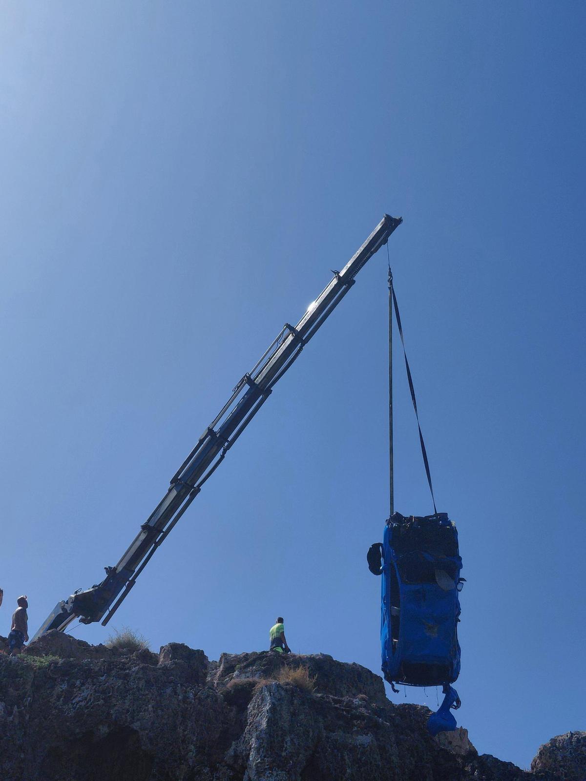 Sacan del mar el coche que cayó en Son Verí
