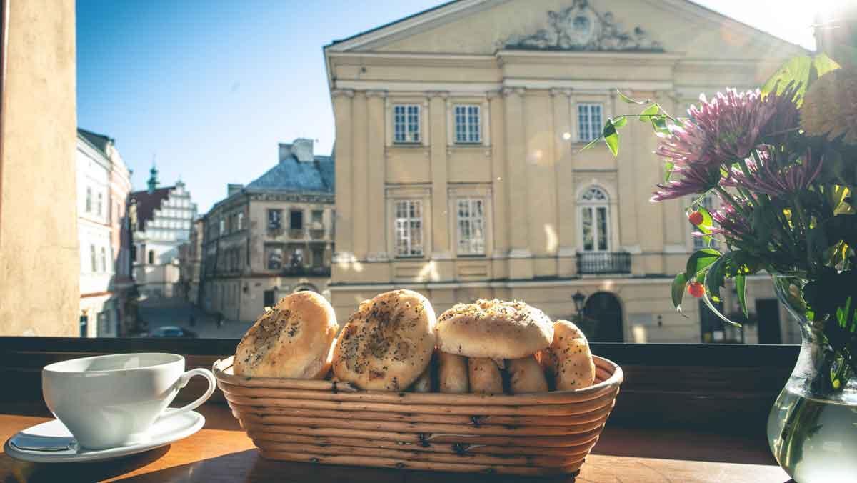 Un cesto de 'cebularz', producto típico de Lublin.