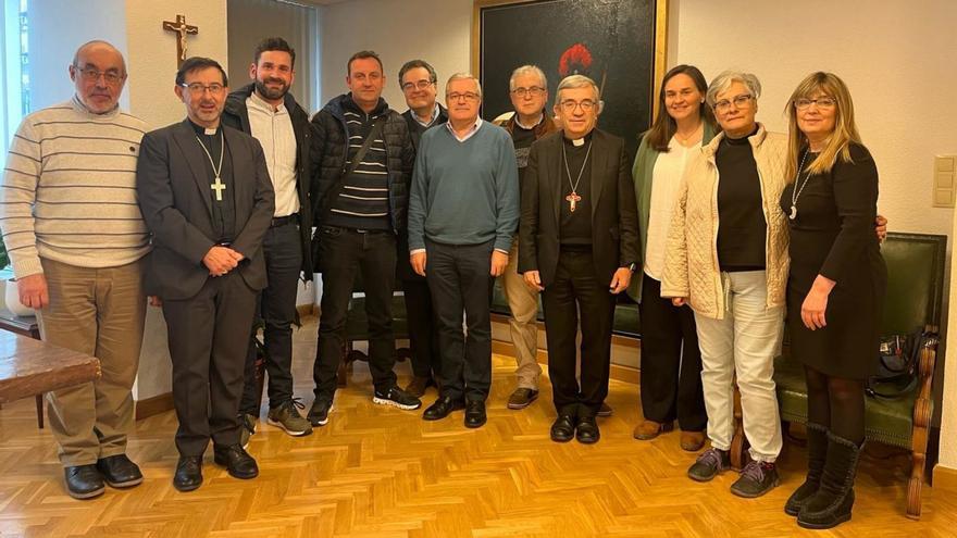 Francisco Javier, cuarto por la izquierda, con otras víctimas de abusos y representantes de asociaciones, en la reunión con Luis Arguello y José Cobo, presidente y vicepresidente de la Conferencia Episcopal. | Cedida