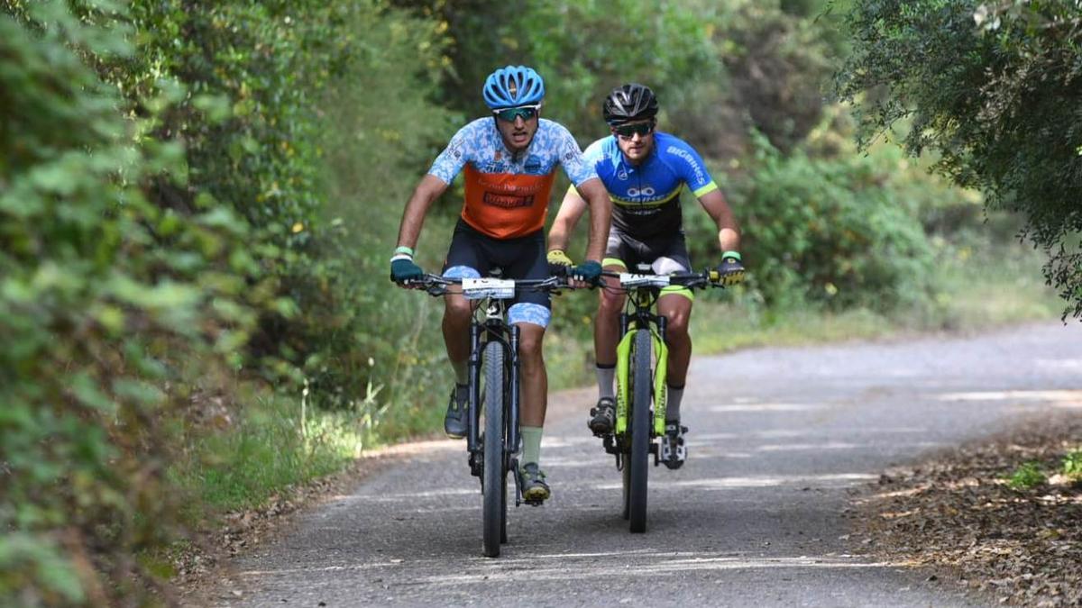 Varios ciclistas, en pleno esfuerzo durante la Andalucía Bike Race.