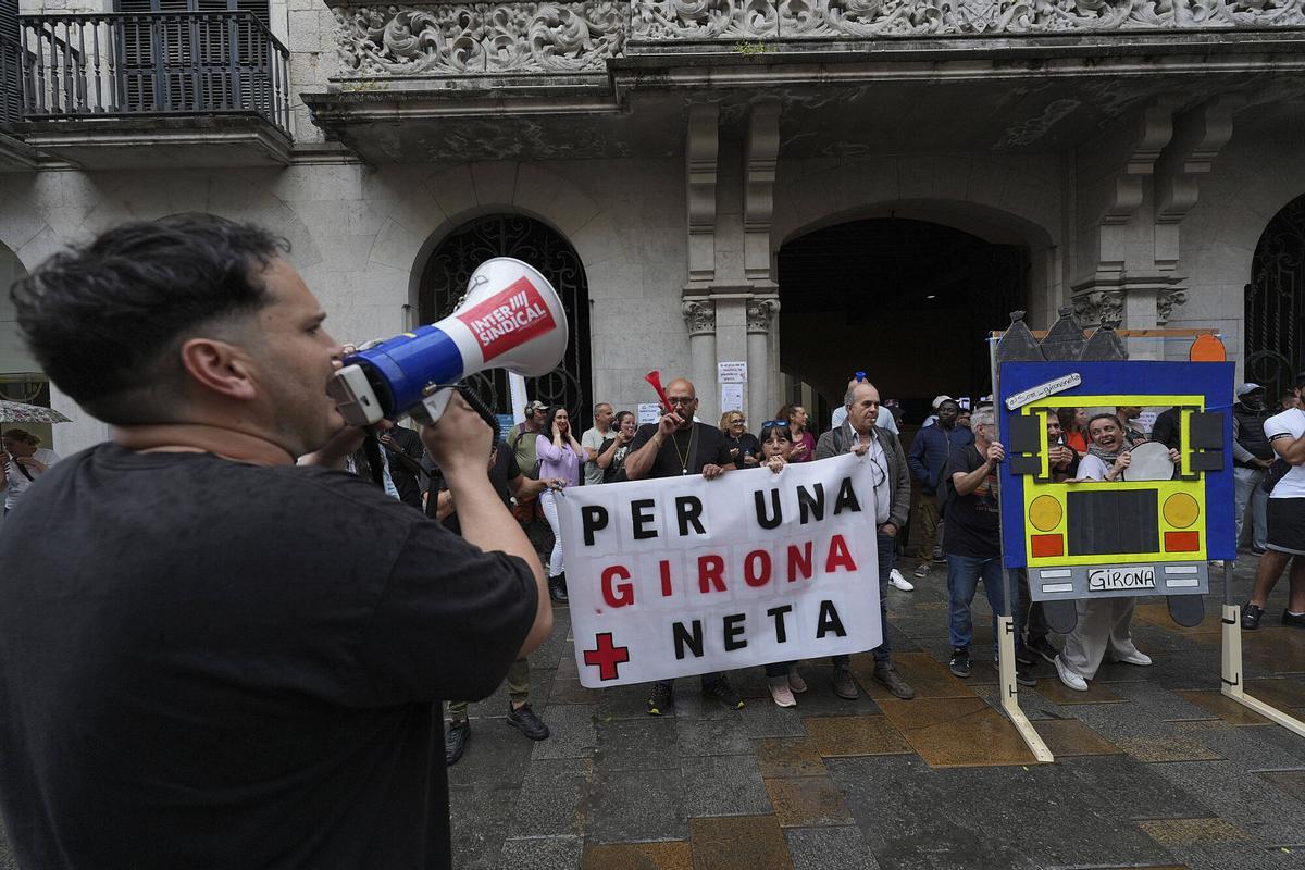 Girona plaça del Vi protesten els treballadors de Girona+Neta
