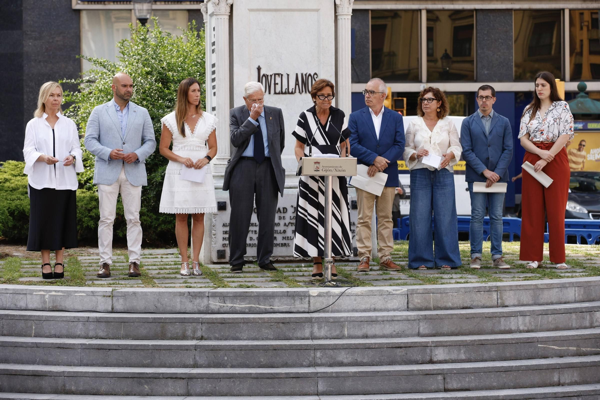 La ofrenda floral a Jovellanos en la plaza del Seis de Agosto de Gijón, en imágenes