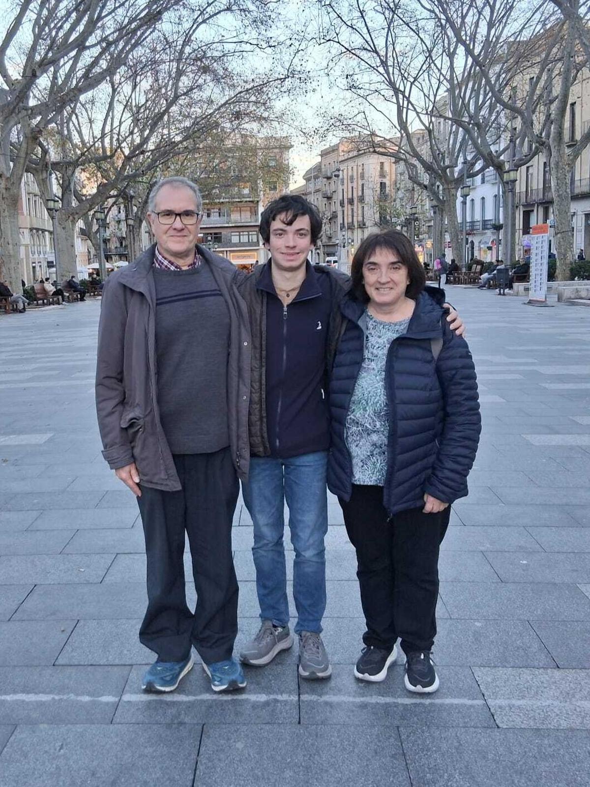 L'Aniol amb el seu pare i la seva mare, al bell mig de la Rambla de Figueres.