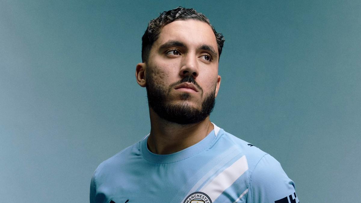 Rayan Cherki posa con la camiseta del el Manchester City