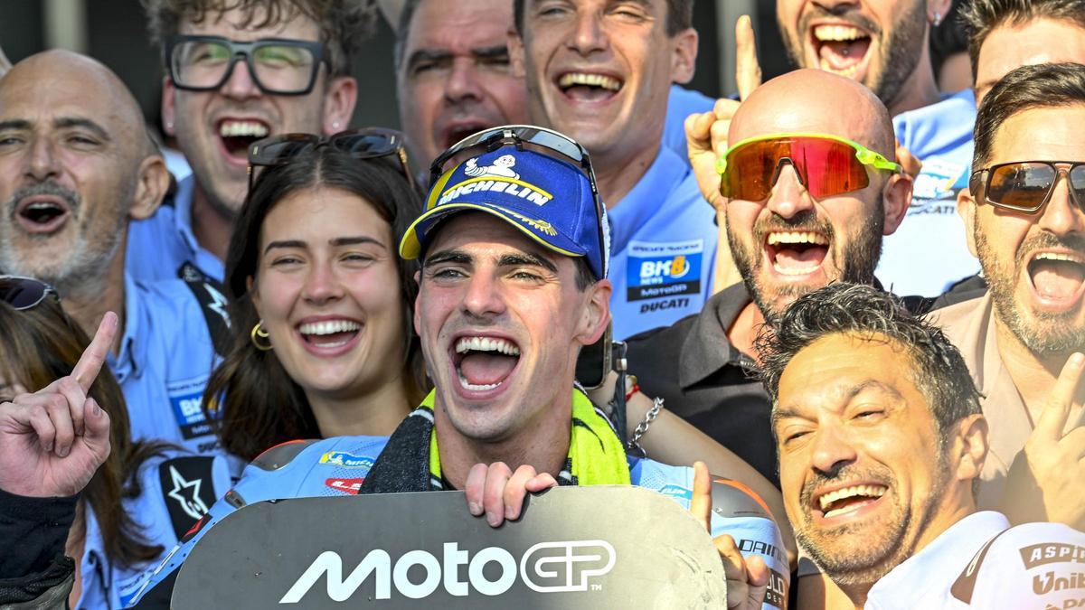 Fermín Aldeguer, celebrando con su equipo el triunfo en el Gran Premio de Indonesia