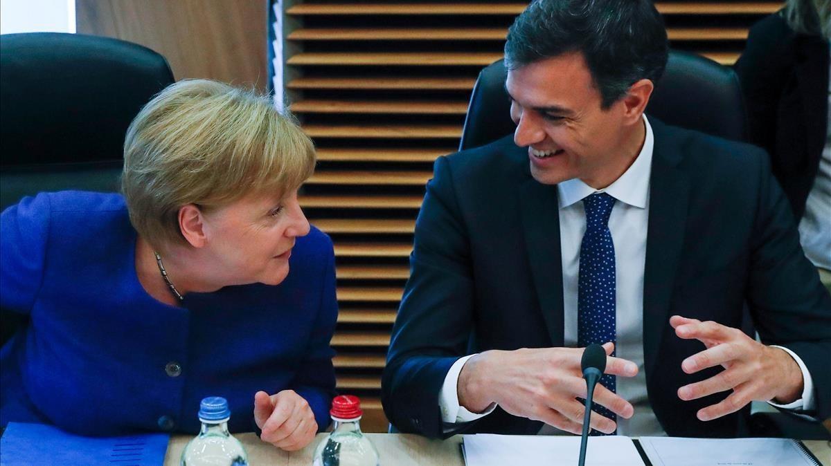 Pedro Sánchez conversa con Angela Merkel en el Consejo Europeo del pasado 24 de junio, en Bruselas.