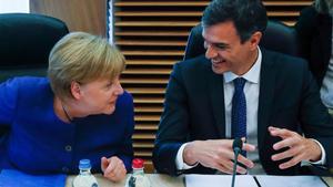 Pedro Sánchez conversa con Angela Merkel en el Consejo Europeo del pasado 24 de junio, en Bruselas.