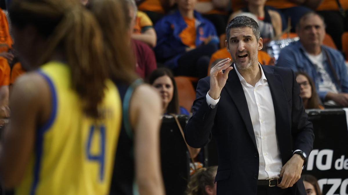 Rubén Burgos, en el partido ante el Spar Gran Canaria en la Liga Femenina Endesa