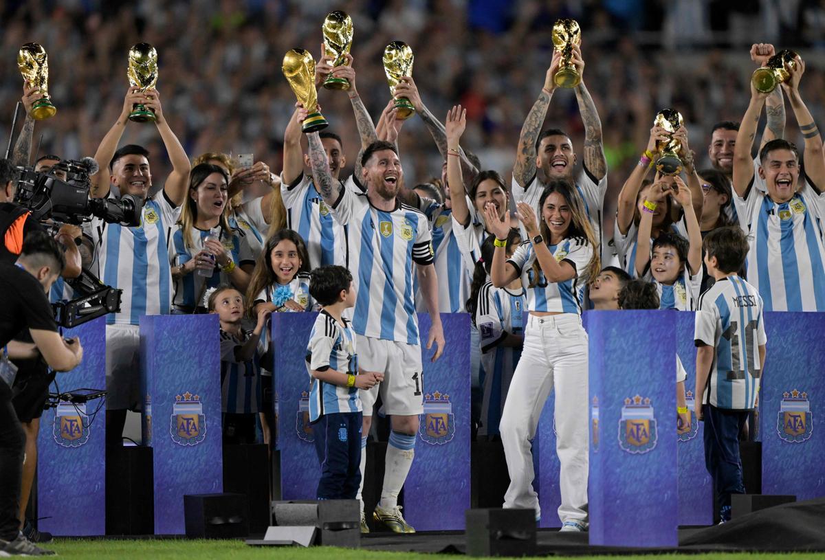 Los jugadores de Argentina celebran con sus familias mientras sostienen réplicas del trofeo de la Copa del Mundo después de   el partido amistoso de fútbol entre Argentina y Panamá .
