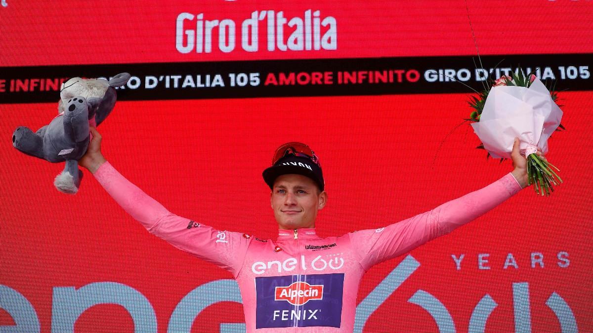 Van der Poel, con la maglia rosa en el podio