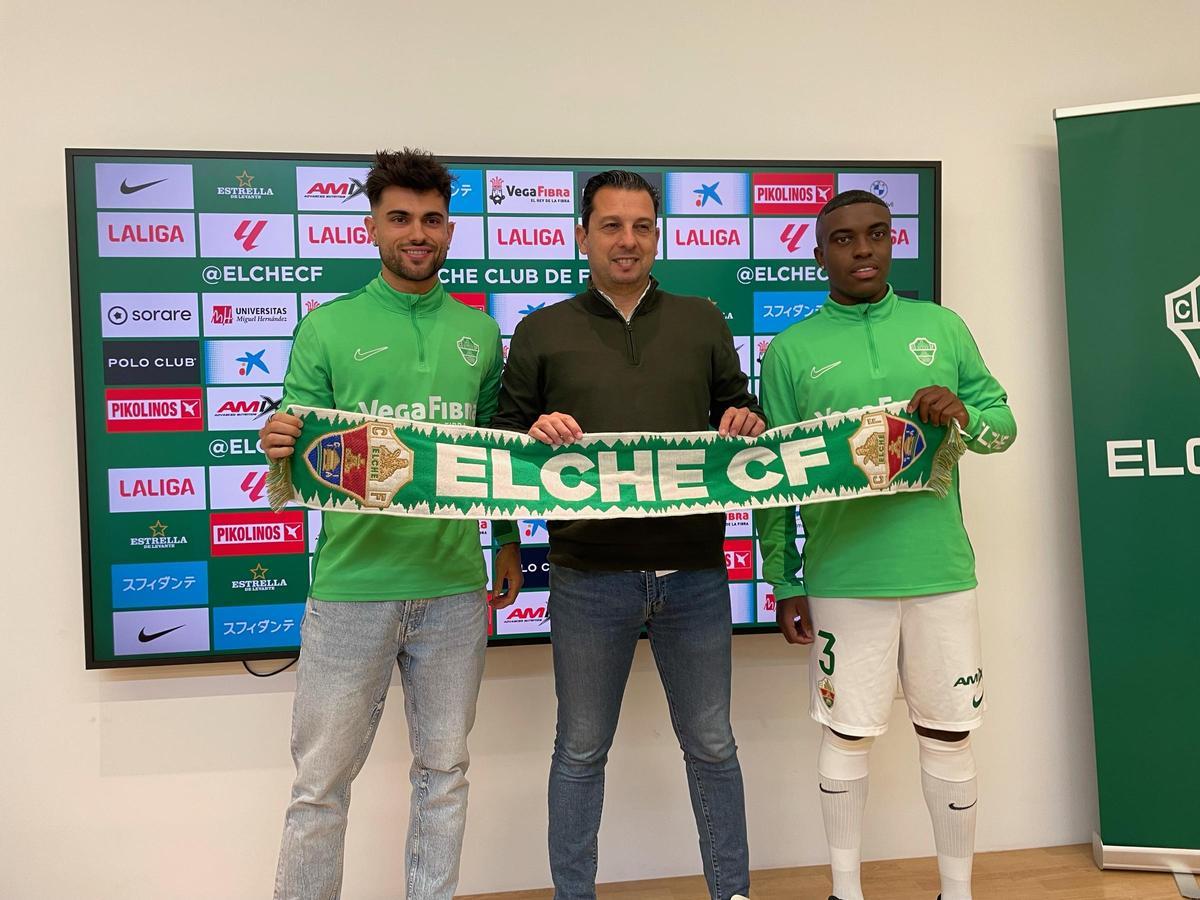 Arnau Puigmal junto al director deportivo Sergio Mantecón y su compañero en el Elche CF Seba