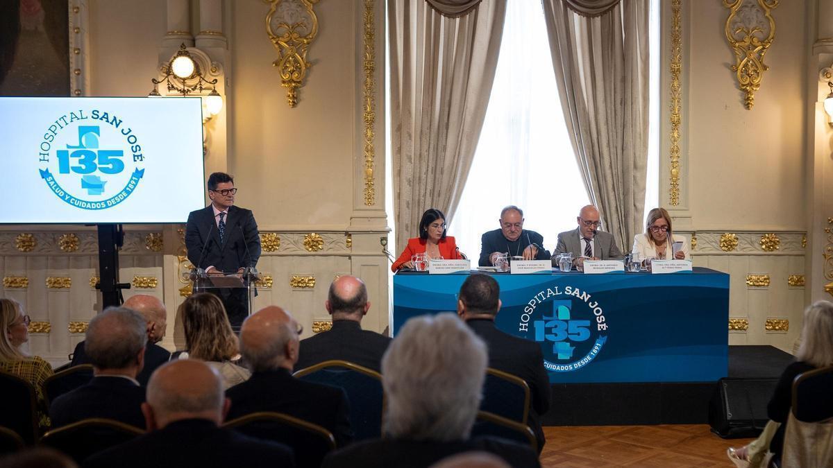 Desde la izquierda: Miguel Ruiz, director del Hospital San José; la alcaldesa Carolina Darias, el obispo José Mazuelos, el presidente insular Antonio Morales y la directora general de Programas Asistenciales del SCS, Antonia Mª Pérez, en el Salón Dorado del Gabinete Literario.