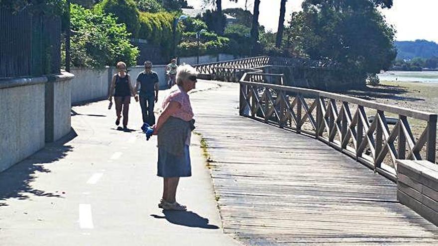 Vecinos, en el paseo.