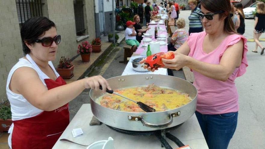 Carmen y Susana Álvarez, preparando una fideuá en Baiña.