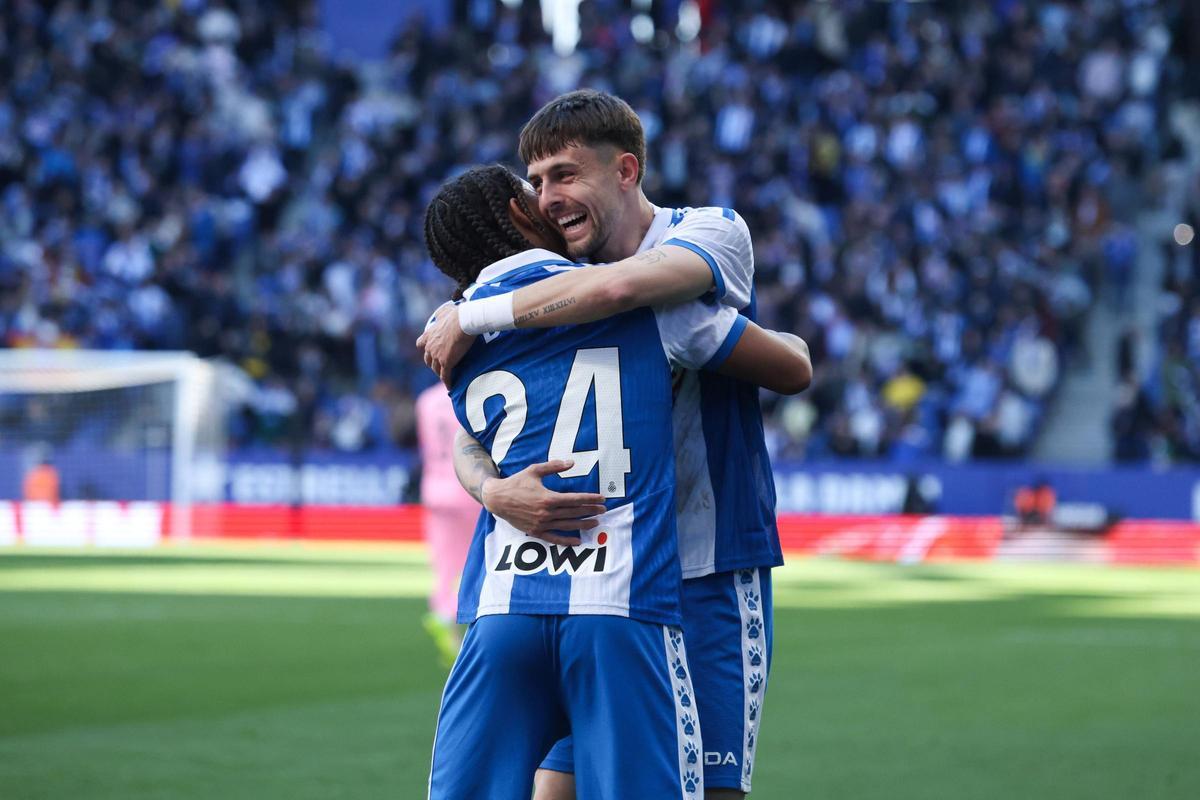 Jofre Carreras abraza a Dolan durante el Espanyol-Celta