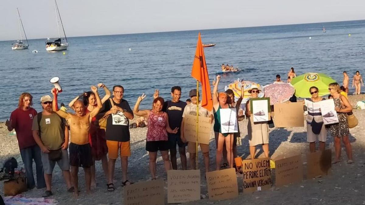 Els manifestants van arribar fins a la platja de Colera