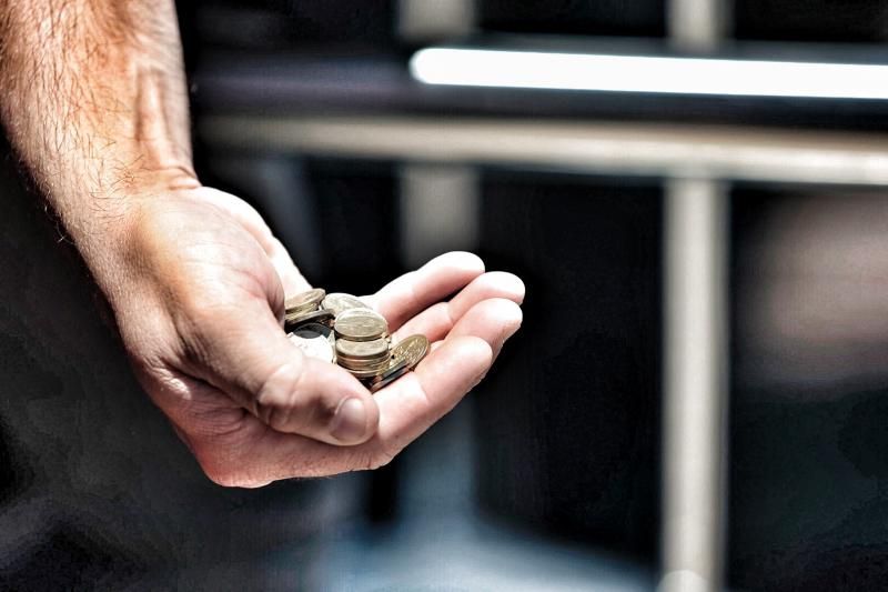 Colas en el Banco de España de Santa Cruz de Tenerife de gente cambiando las últimas pesetas