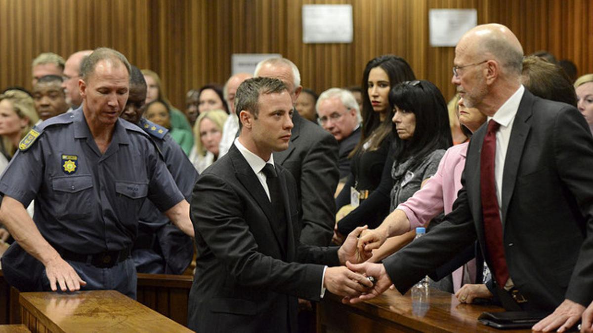 Oscar Pistorius se despide de sus familiares antes de ser trasladado a la cárcel donde cumplirá cinco años por matar a su novia