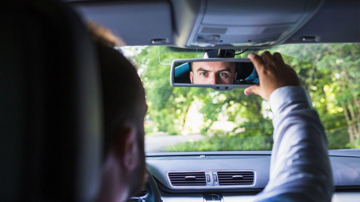 La DGT avisa a partir de ahora, multa 'al canto' por llevar esto en el retrovisor