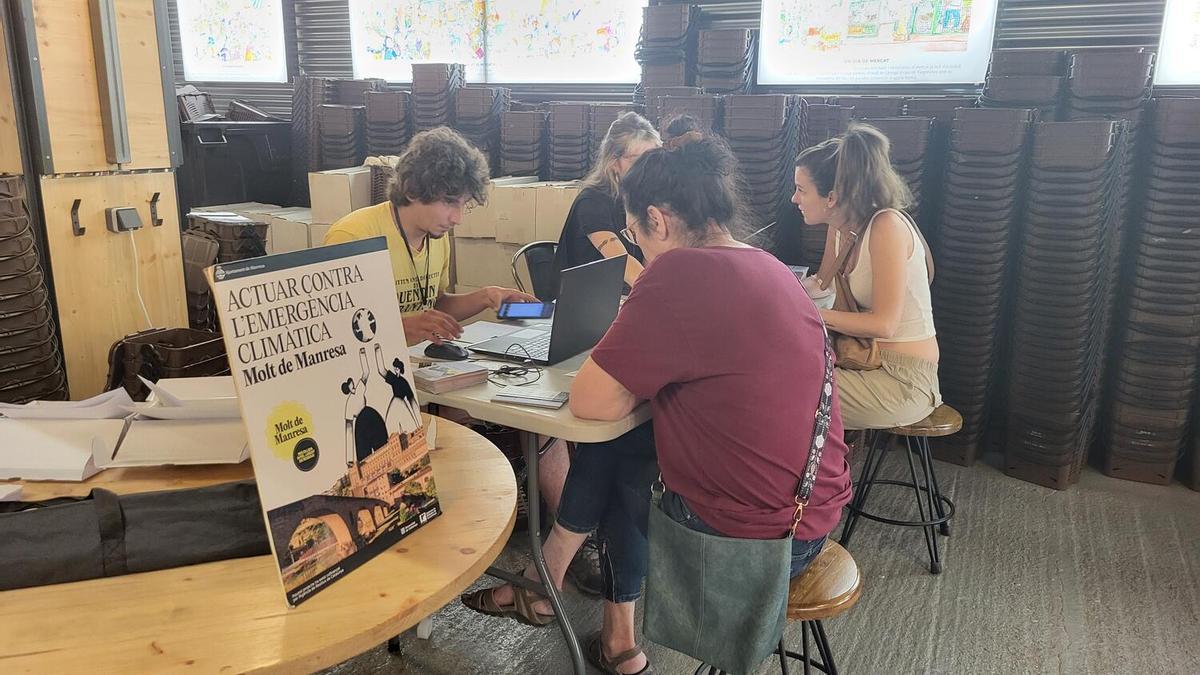 Repartiment de targetes per obrir els nous contenidors