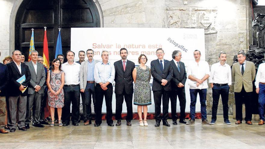 El presidente de la Generalitat, Ximo Puig, junto a la consellera de Medio Ambiente, Elena Cebrián, y los responsables de los medios.